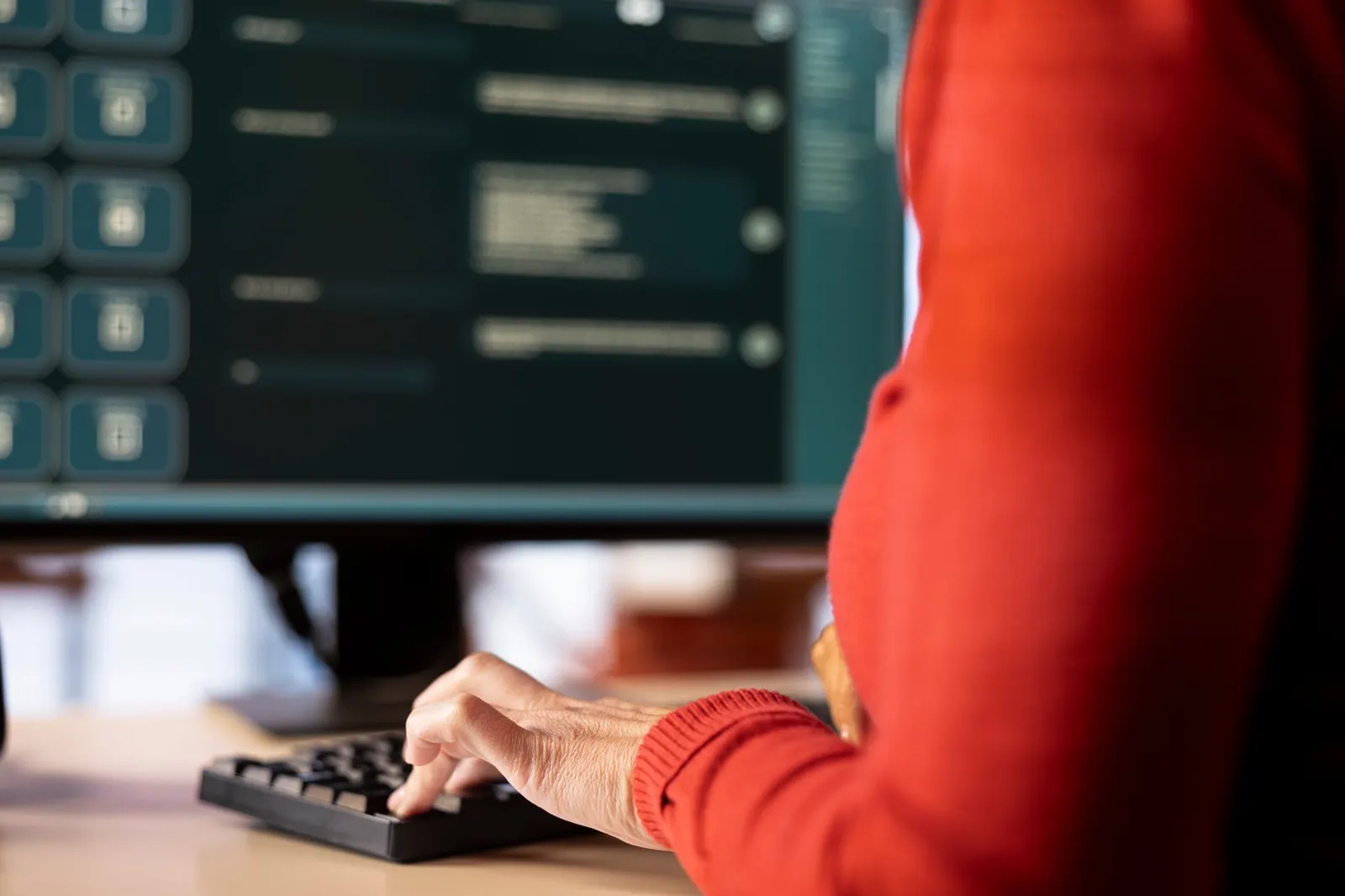 Pantalla de ordenador con una aplicación de asistente con inteligencia artificial